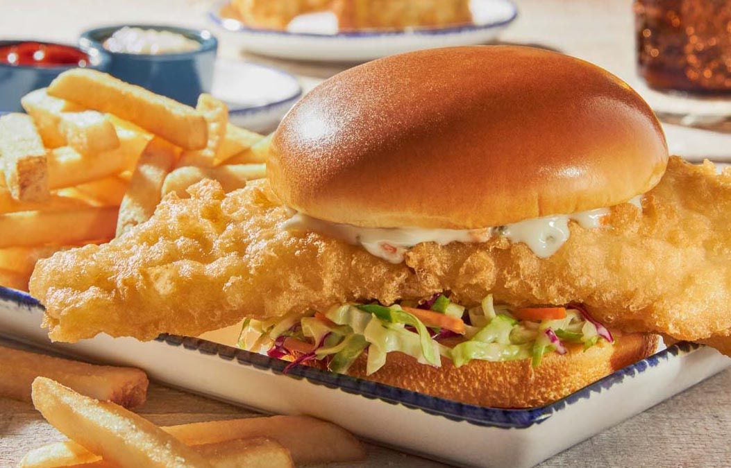 Save with the 10 Under $10 Lunch Menu at Red Lobster on Weekdays from 11 AM to 3 PM Save with the 10 Under $10 Lunch Menu at Red Lobster on Weekdays from 11 AM to 3 PM