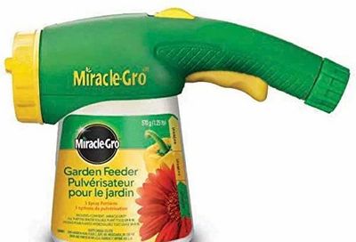 Amazon.ca: Miracle-Gro Garden Feeder Hose Attachment | Plant Food Sprayer $6.00 (reg. $21.98)